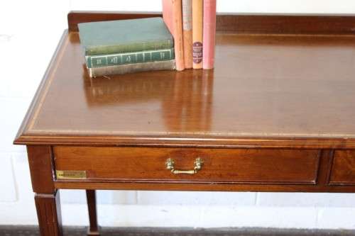 **RS17** A mahogany Regency-style ladies desk/ console table w/ wooden inlays & fluted legs!!