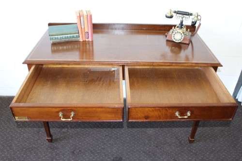 **RS17** A mahogany Regency-style ladies desk/ console table w/ wooden inlays & fluted legs!!