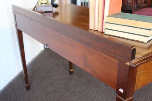 **RS17** A mahogany Regency-style ladies desk/ console table w/ wooden inlays & fluted legs!!