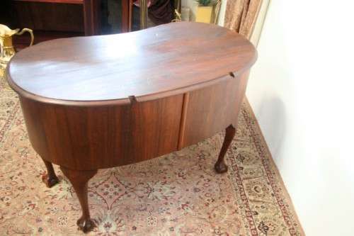 An exquisite vintage solid Imbuia ball & claw dressing table w five drawers & ornate brass handles