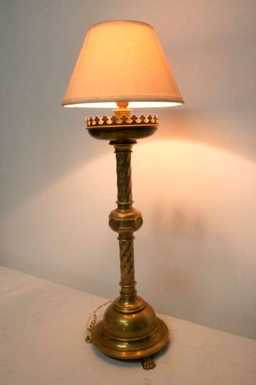 A magnificent tall decorative brass table lamp with a shade; Stunning in all living areas!