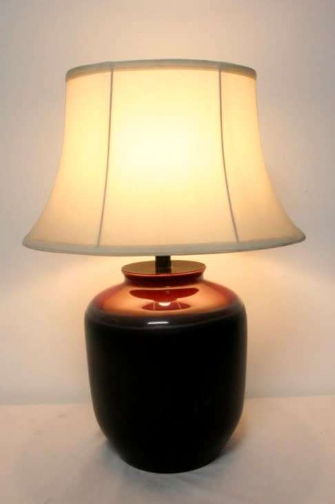 **RS17** A very pretty ceramic table lamp with a large shade in full working condition