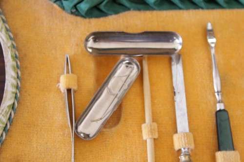 **RS17_Clearance** Antique boxed vanity & manicure set incl. shoe lace pullers & much more