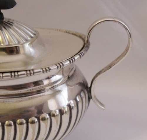 A beautiful antique silver plated tea set incl. 6-cup teapot and coffee pot, sugar bowl & creamer