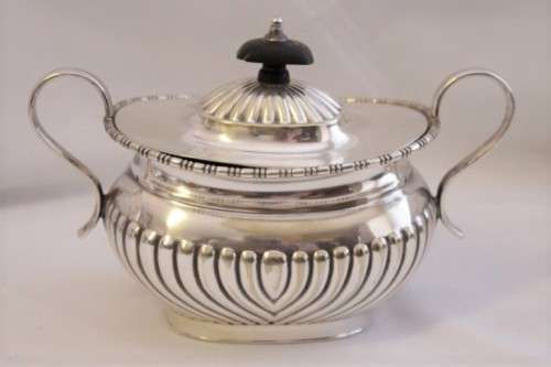 A beautiful antique silver plated tea set incl. 6-cup teapot and coffee pot, sugar bowl & creamer
