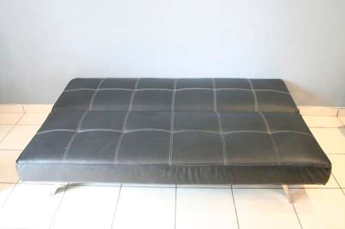**RS17_Clearance** A fantastic & extremely well made (1.8m long) faux leather sleeper couch