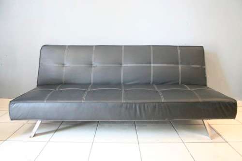 **RS17_Clearance** A fantastic & extremely well made (1.8m long) faux leather sleeper couch