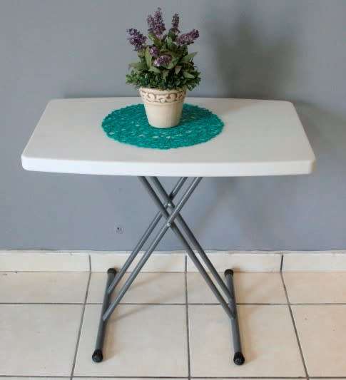 **RS17** A lovely white moulded plastic occasional table with metal legs. Very versatile table!