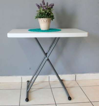 **RS17** A lovely white moulded plastic occasional table with metal legs. Very versatile table!