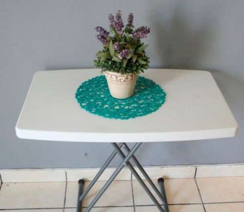 **RS17** A lovely white moulded plastic occasional table with metal legs. Very versatile table!
