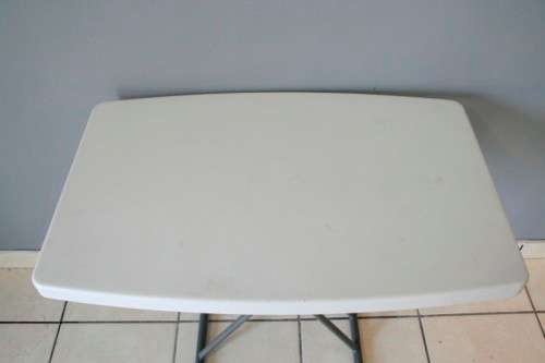 **RS17** A lovely white moulded plastic occasional table with metal legs. Very versatile table!