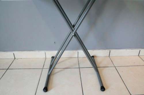 **RS17** A lovely white moulded plastic occasional table with metal legs. Very versatile table!