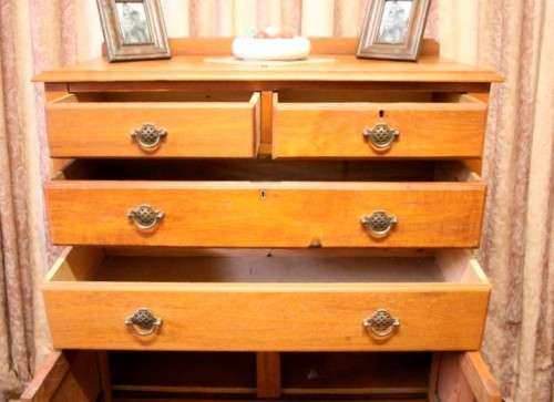 **RS17** A vintage Oak 4-drawer chest of drawers w/ bottom cupboard on beautiful turned legs.