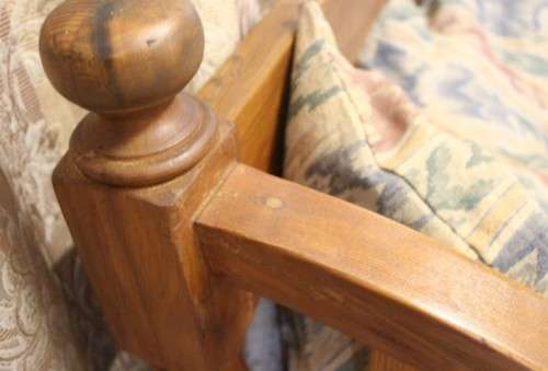 **RS17** 2 awesome and well-made oregon two seater bench with cushions. bid/bench