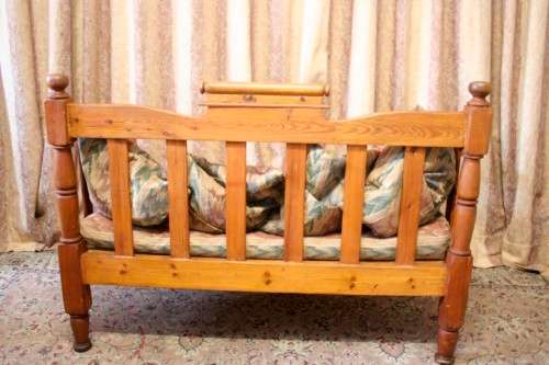 **RS17** 2 awesome and well-made oregon two seater bench with cushions. bid/bench