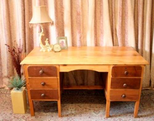 **RD17** A beautiful vintage 6-drawer Oak knee-hole desk with a large work surface.