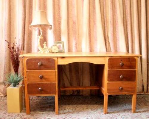 **RD17** A beautiful vintage 6-drawer Oak knee-hole desk with a large work surface.