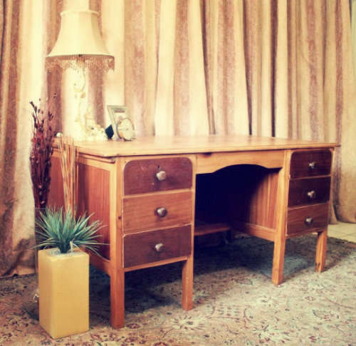 **RD17** A beautiful vintage 6-drawer Oak knee-hole desk with a large work surface.