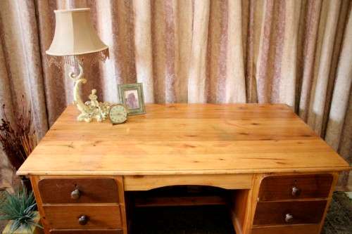 **RD17** A beautiful vintage 6-drawer Oak knee-hole desk with a large work surface.