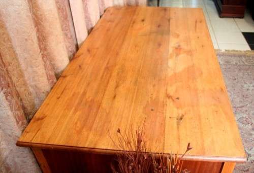 **RD17** A beautiful vintage 6-drawer Oak knee-hole desk with a large work surface.