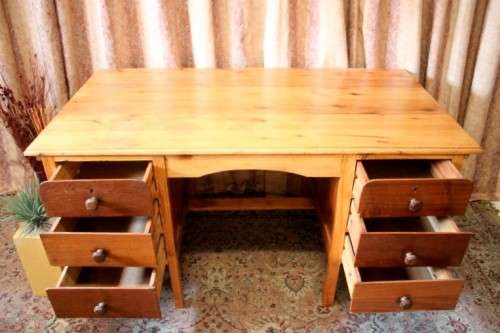 **RD17** A beautiful vintage 6-drawer Oak knee-hole desk with a large work surface.