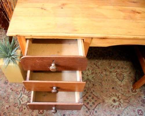 **RD17** A beautiful vintage 6-drawer Oak knee-hole desk with a large work surface.