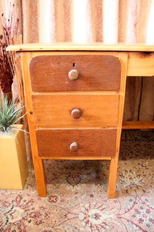 **RD17** A beautiful vintage 6-drawer Oak knee-hole desk with a large work surface.