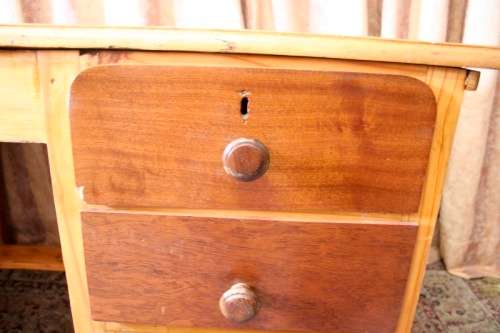 **RD17** A beautiful vintage 6-drawer Oak knee-hole desk with a large work surface.