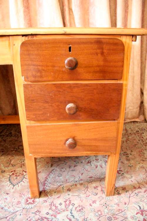 **RD17** A beautiful vintage 6-drawer Oak knee-hole desk with a large work surface.