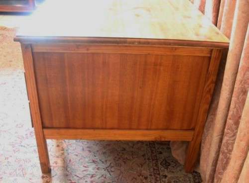 **RD17** A beautiful vintage 6-drawer Oak knee-hole desk with a large work surface.