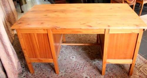 **RD17** A beautiful vintage 6-drawer Oak knee-hole desk with a large work surface.