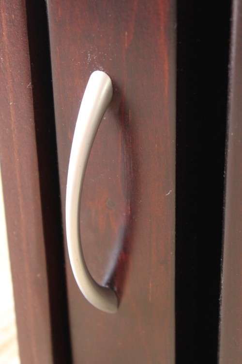 **RS17** A pair of stylish dark wooden bedside pedestals w/ single doors and uncomplicated design!!