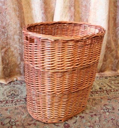 A beautiful wicker laundry basket in great condition, ideal in bathrooms or bedrooms.