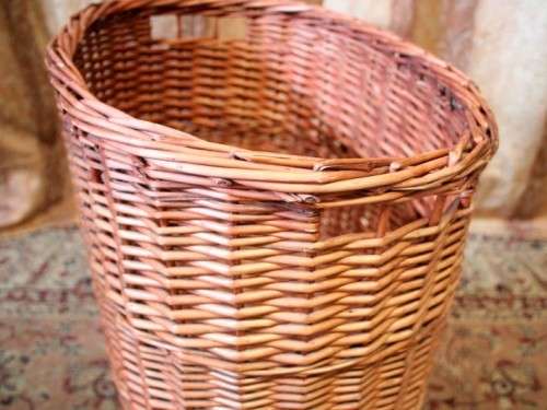 A beautiful wicker laundry basket in great condition, ideal in bathrooms or bedrooms.