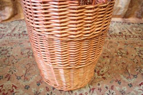 A beautiful wicker laundry basket in great condition, ideal in bathrooms or bedrooms.