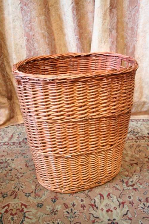 A beautiful wicker laundry basket in great condition, ideal in bathrooms or bedrooms.