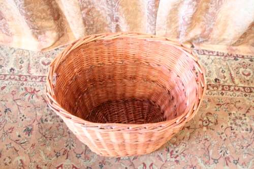 A beautiful wicker laundry basket in great condition, ideal in bathrooms or bedrooms.