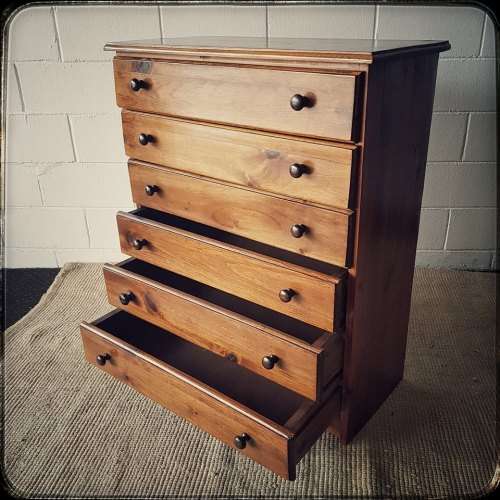 A lovely and uncomplicated vintage six-drawer chest of drawers with ample storage space!!