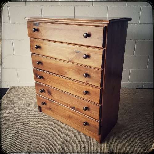 A lovely and uncomplicated vintage six-drawer chest of drawers with ample storage space!!