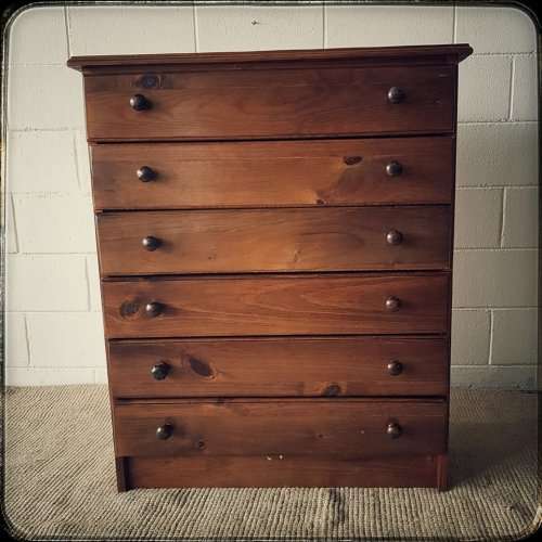 A lovely and uncomplicated vintage six-drawer chest of drawers with ample storage space!!