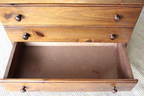 A lovely and uncomplicated vintage six-drawer chest of drawers with ample storage space!!