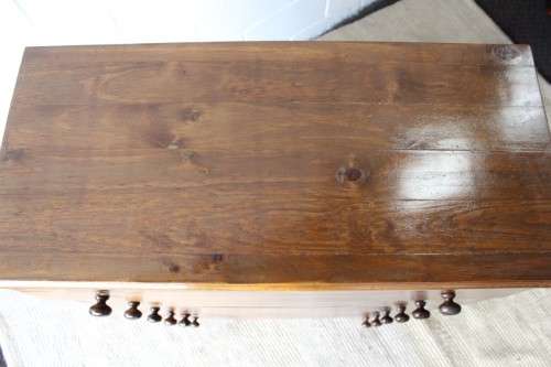 A lovely and uncomplicated vintage six-drawer chest of drawers with ample storage space!!