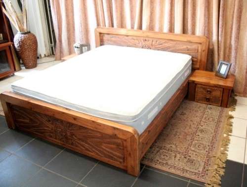 **RS17** A stunning vintage solid carved double bed headboard & base with mattress and pedestals