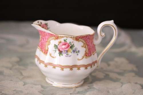 A gorgeous Royal Albert fine bone china milk jug/ creamer in the very pretty "Lady Carlyle"  pattern