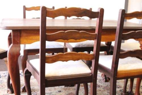 **RS17** A vintage ball & claw dining room suite w/ 6x fabulous white fabric upholstered chairs