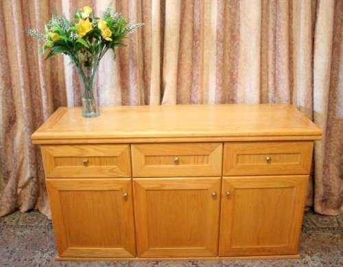**RS17** A modern Oak side server cabinet with three large drawers and loads of cupboard space.