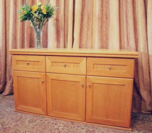**RS17** A modern Oak side server cabinet with three large drawers and loads of cupboard space.