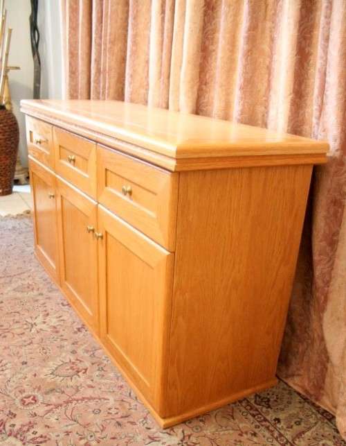**RS17** A modern Oak side server cabinet with three large drawers and loads of cupboard space.