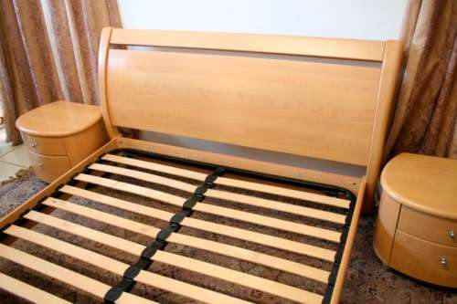 **RS17** A stylish modern Queen bed headboard & base with a Sealy mattress and two pedestals