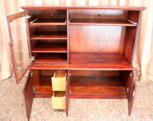 **RS17** A fantastic (Oak) stained Mahogany TV-Cabinet w/ ample space for an entertainment system